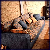 gepolstert mit Polsterstoff der Kollektion Marino, JAB Anstoetz Foto einer mit Jacquard und ripsartigem Flachgewebe gepolsterten Couch, Jab